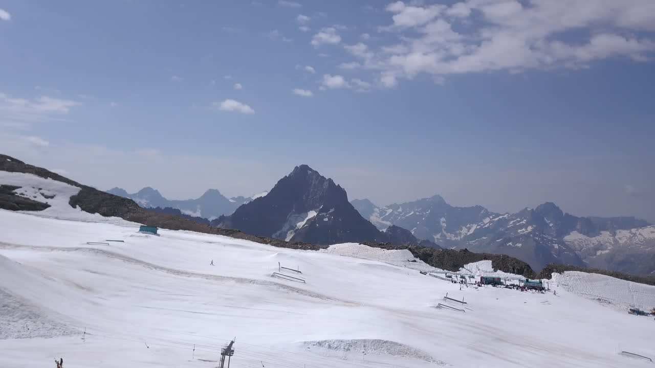 여름 동안 deux alpes 스키 리조트의 공중 드론 샷