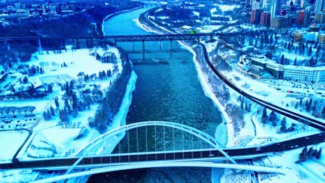 Antena-De-Invierno-Sobre-El-Puente-Walter-Dale-Dolly-Roll-Hold-Sobre-La-Vista-Oeste-Revela-El-Puente-De-Alto-Nivel-Como-Pedazos-De-Hielo-En-El-Río-Saskatchewan-Norte-Entre-Kinsmen-Park-Y-El-Tesoro-De-Alberta