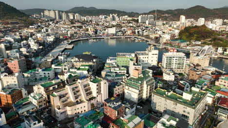vista aérea de tyongyeong, corea del sur, una ciudad costera ubicada en la provincia de gyeongsang en el otoño