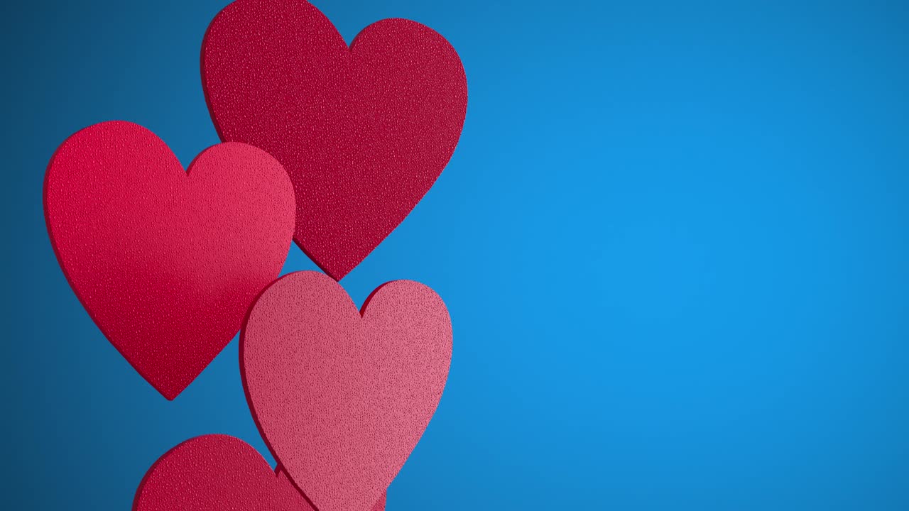 corazón rosado volando sobre fondo azul. símbolos de amor para mujeres felices, madre, día de san valentín, diseño de tarjetas de felicitación de cumpleaños. muchos corazones rosados. concepto romántico. bucle de animación 3d de 4k
