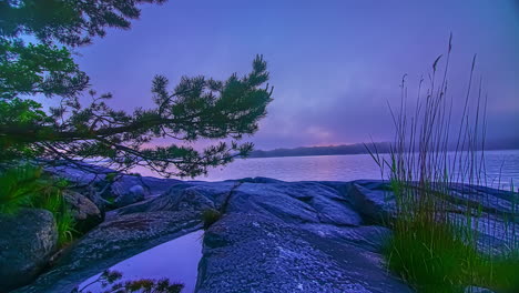 Gleitender-Zeitraffer-Des-Farbenfrohen-Sonnenuntergangs-Durch-Meerwasser,-Klippen-Und-Bäume