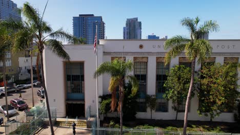 la oficina de correos del centro de san diego en una mañana despejada.