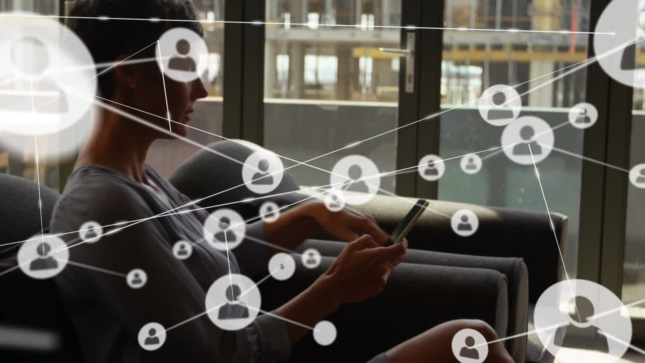 스마트폰을 사용하는 백인 사업가 여성에 대한 아이콘과의 연결 네트워크의 애니메이션