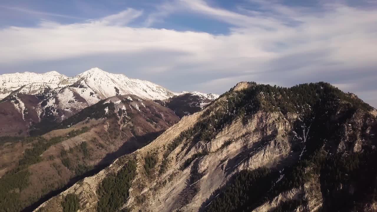 Veduta aerea del monte Provo con neve bianca sulla cima e cielo blu nello Utah, USA.