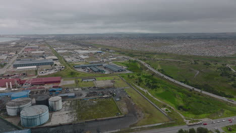 Imágenes-Panorámicas-Aéreas-Del-Paisaje-Costero-Plano.-Polígono-Industrial-Y-Barrio-Residencial-De-Gran-Ciudad.-Puerto-Elisabeth,-Sudáfrica