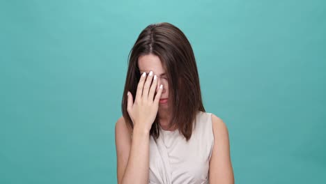 la mujer no quiere escuchar nada.