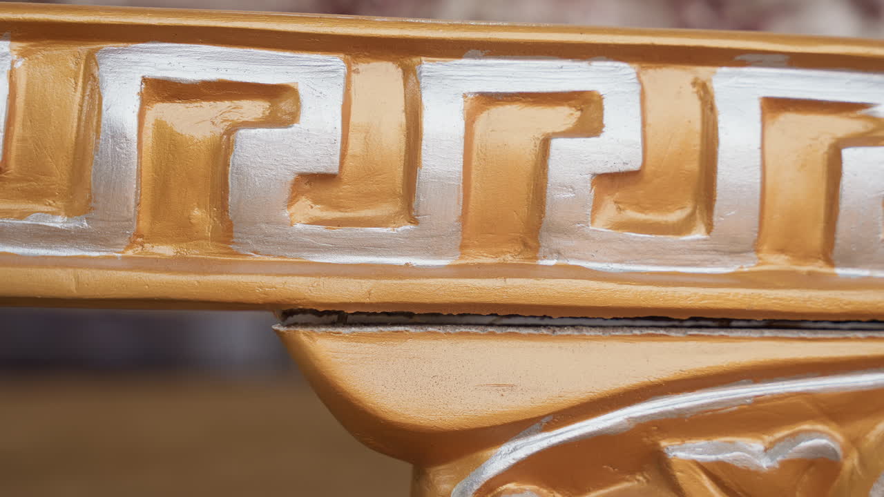 Dettagli in legno intagliato. La vernice sbiadita accentua più chiaramente la texture invecchiata e la delicata patina. L'artigianato dettagliato mostra la vernice usurata e la luce soffusa che enfatizza vividamente le caratteristiche del legno invecchiato.