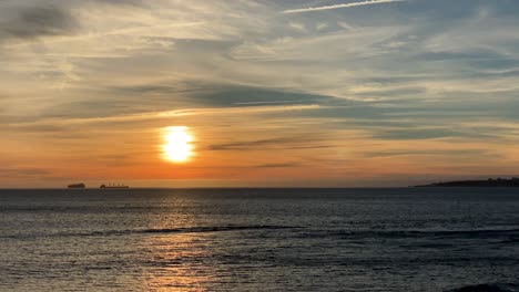 imágenes en movimiento hacia adelante de la puesta de sol ardiente sobre las nubes en lisboa, portugal, para el fondo