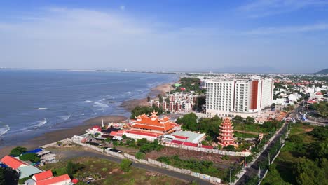fotografía aérea de un templo en vung tau por la mañana.