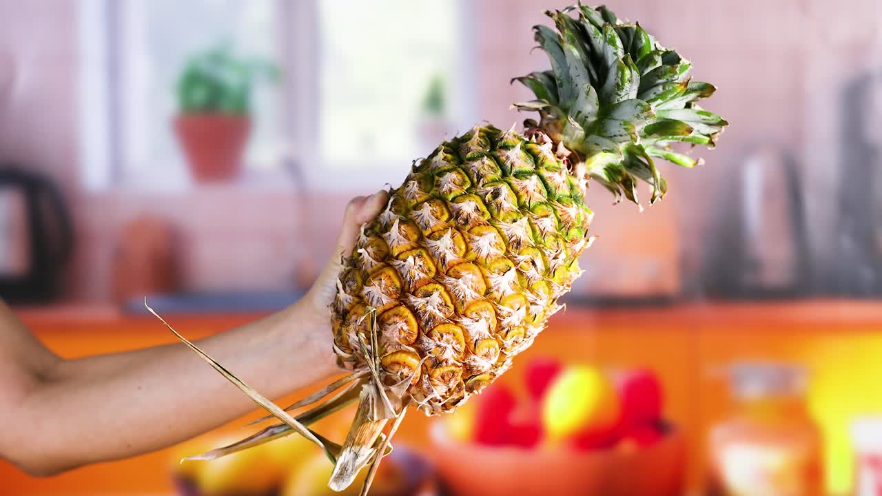 la piña en una cocina