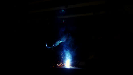 soldador trabajando en una pieza de metal
