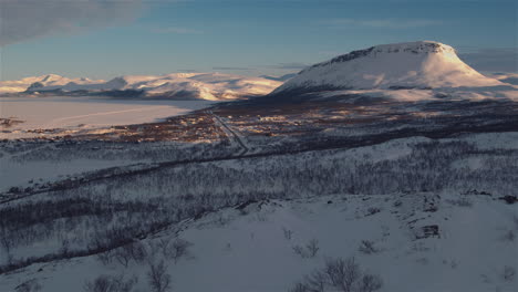 芬蘭的基爾皮薩爾維 (kilpisjarvi) 拍攝的令人驚訝的動態和電影