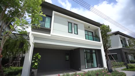 Diseño-Exterior-De-Una-Casa-Moderna-Y-Contemporánea-En-Blanco-Y-Negro.