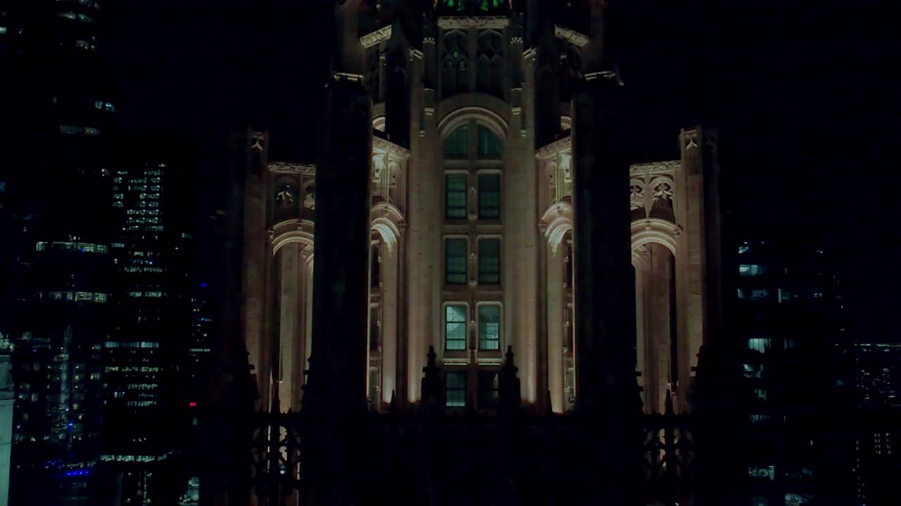 revelando la bandera americana en cámara lenta en la parte superior de un edificio
