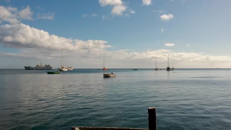 toma aérea de un antiguo muelle de madera que sobrevivió a un huracán en el caribe.