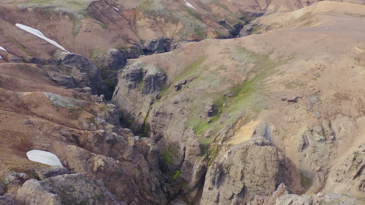 escarpados acantilados irregulares en el cañón rocoso de islandia, kerlingarfjöll, antena