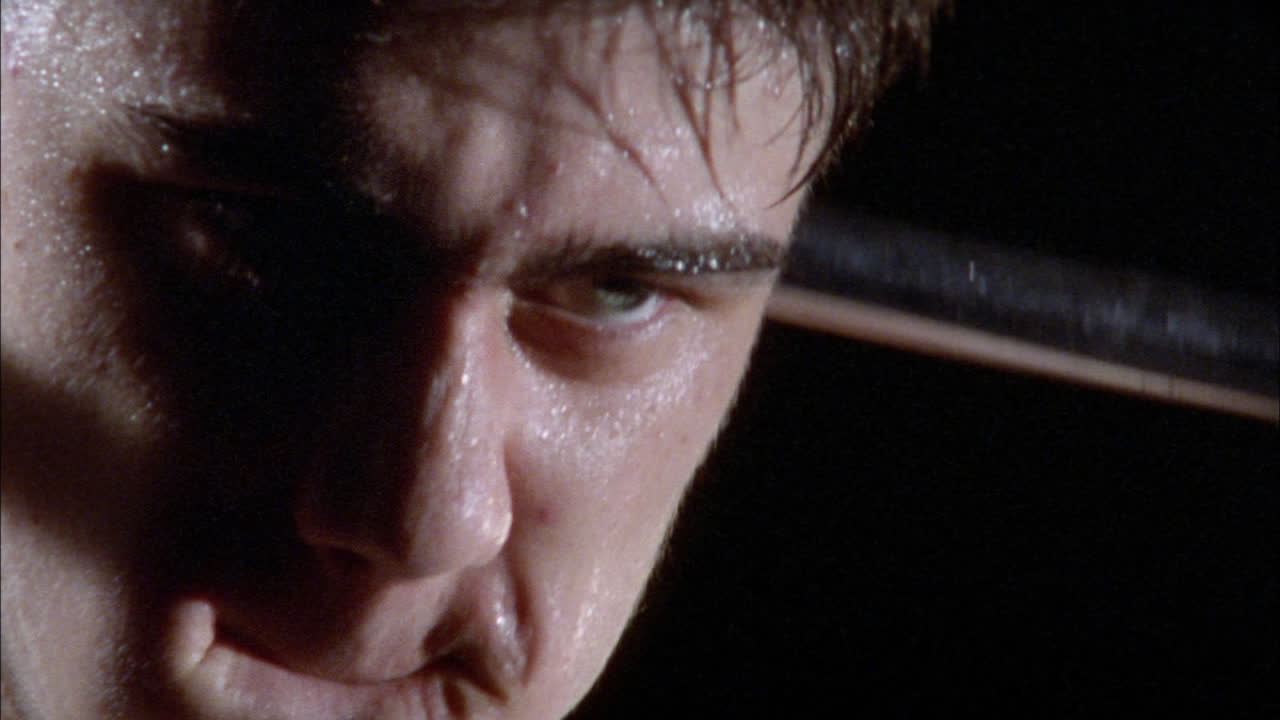 un hombre hace ejercicio con pesas pesadas