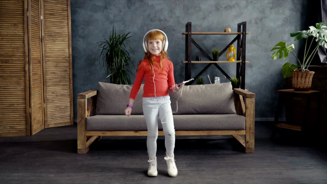 chica con auriculares bailando