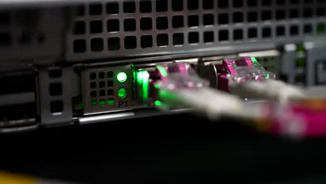 conectores de fibra óptica en la red del servidor de almacenamiento en la nube, primer plano