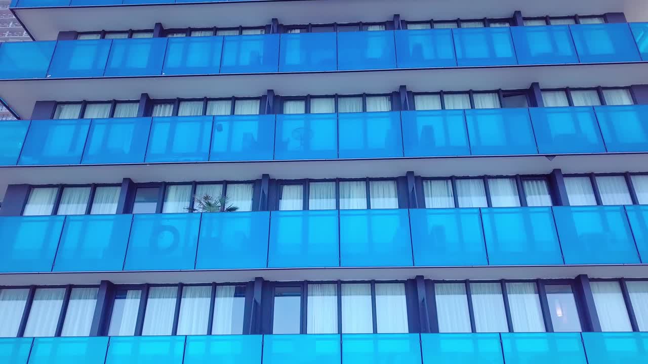 현대적인 거울 오피스 빌딩의 전면이 드론에서 제거되었습니다.