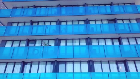 la fachada de un moderno edificio de oficinas espejado fue removida por un avión no tripulado.
