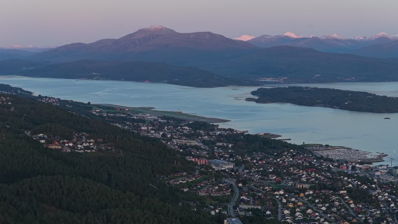Molde by gløder i varmt solnedgangslys, sett ovenfra i Norge.
