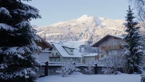 Escena-De-Paisaje-Invernal-Que-Muestra-Inviernos-Extremos-Con-Casas-Cubiertas-De-Nieve,-árboles-Y-Montañas