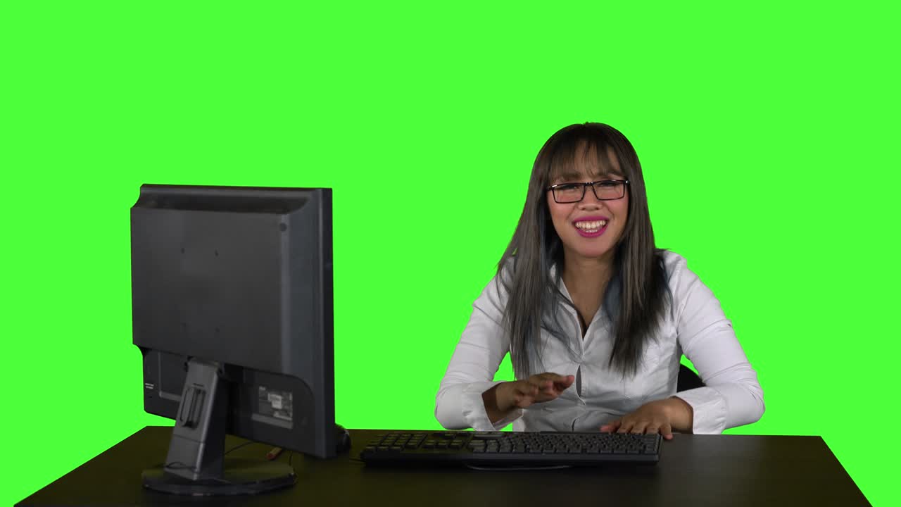 mujer de negocios feliz golpeando la mesa como un tambor