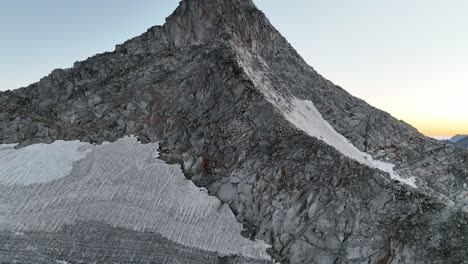 Pico-De-La-Montaña-En-Verano-Con-Un-Pequeño-Campo-Glaciar