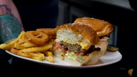 un delicioso plato de hamburguesas