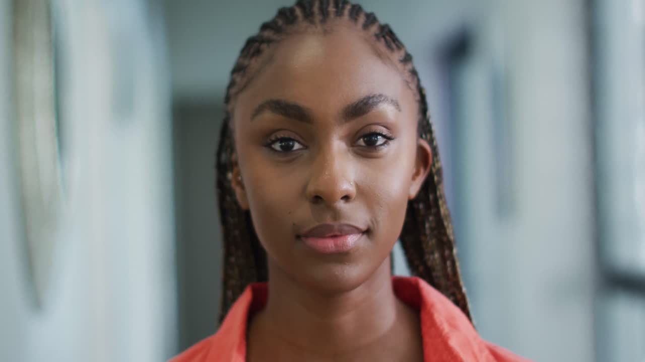 una mujer afroamericana feliz sonriendo a la cámara.