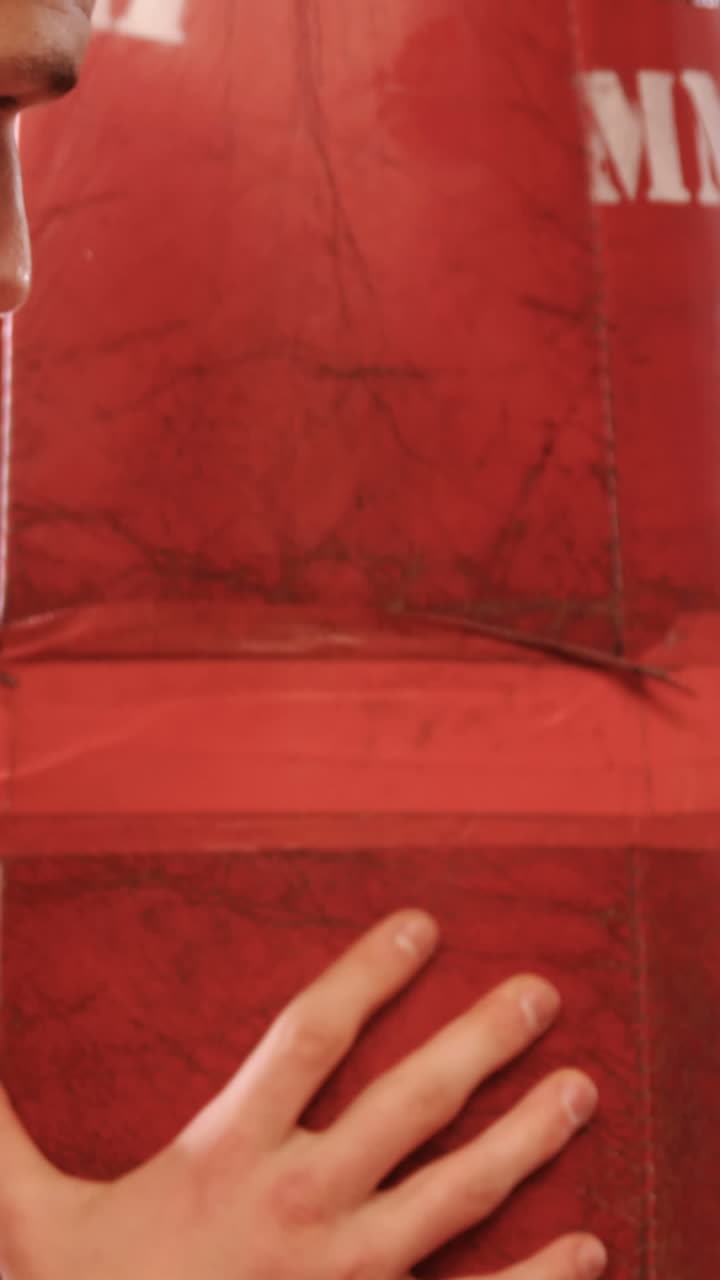 боксерка тренируется с тренером.