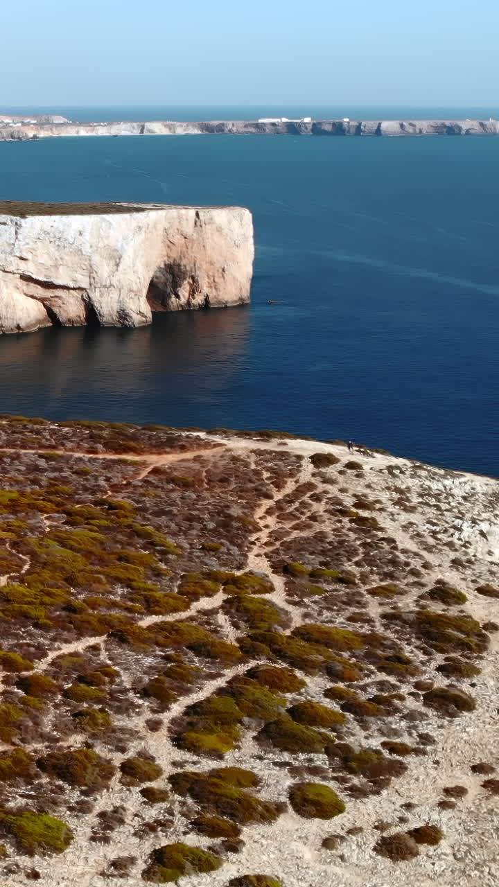 Vista Aerea di Maestose Scogliere e Oceano Blu Intenso in Portogallo