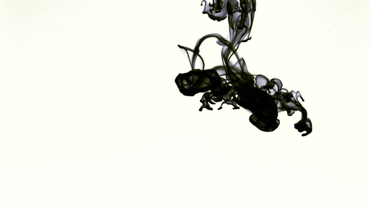 tinta abstracta esparcida bajo el agua