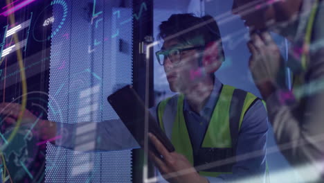 animación del procesamiento de datos sobre diversos colegas utilizando tableta en la sala de servidores