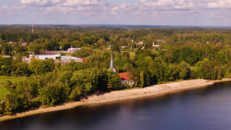 iglesia evangélica luterana de koknese en la costa del río daugava en koknese, letonia.