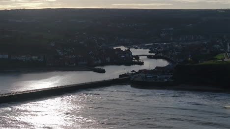 Gran-Angular-Que-Establece-Una-Toma-Aérea-De-La-Ciudad-Costera-De-Whitby-Durante-La-Marea-Alta.