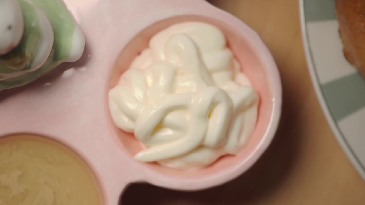 Nahaufnahme von Mayonnaise in einer kleinen rosa Schale