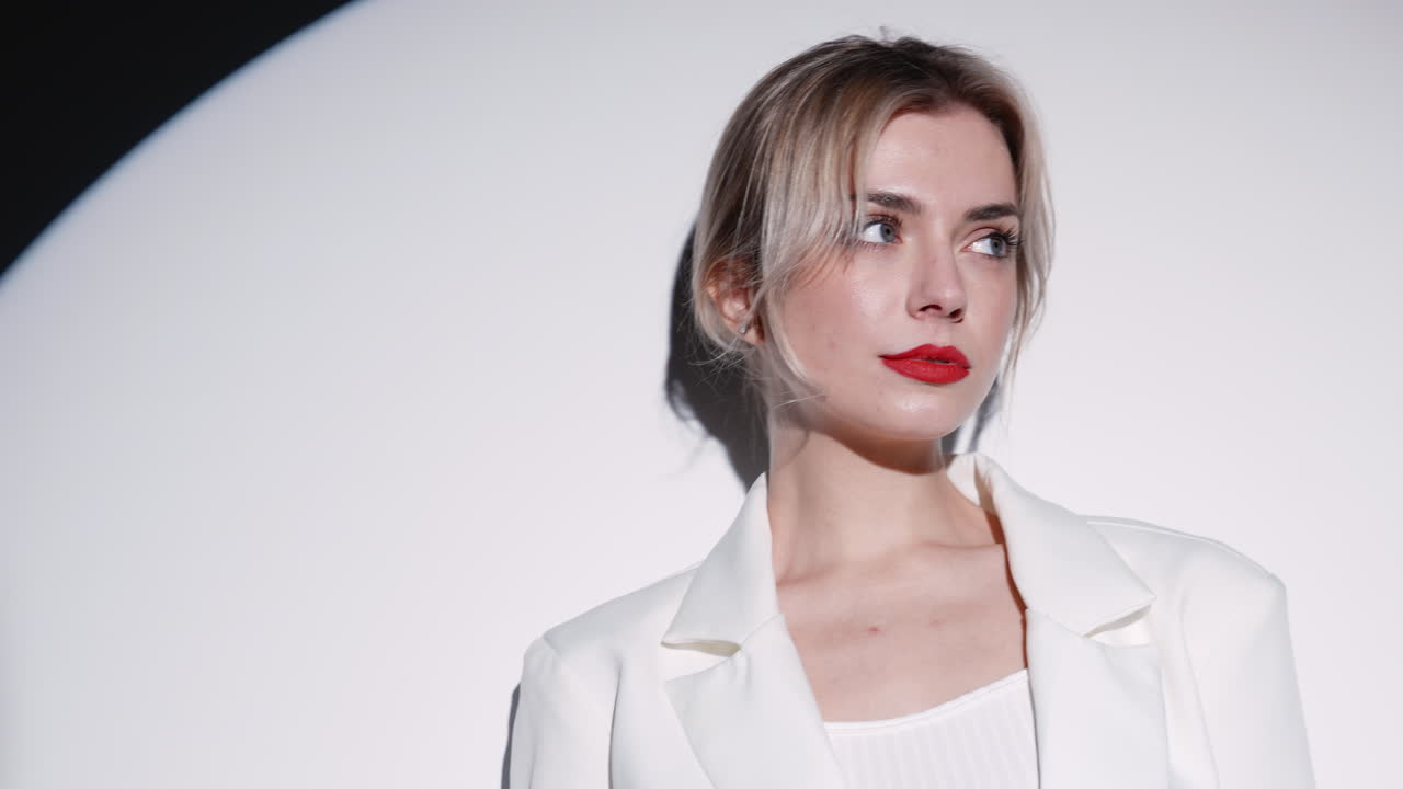 색 블레이저를 입은 세련된 여성