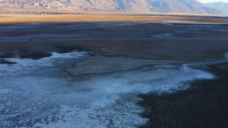 cuenca de aguas malas del parque nacional del valle de la muerte durante el día, cubierta con una gruesa capa de salinas
