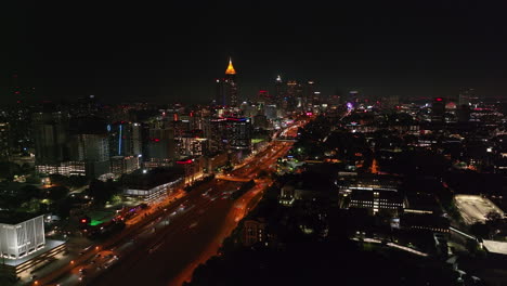 Toma-Estática-Panorámica-Aérea-Del-Paisaje-Urbano-Nocturno