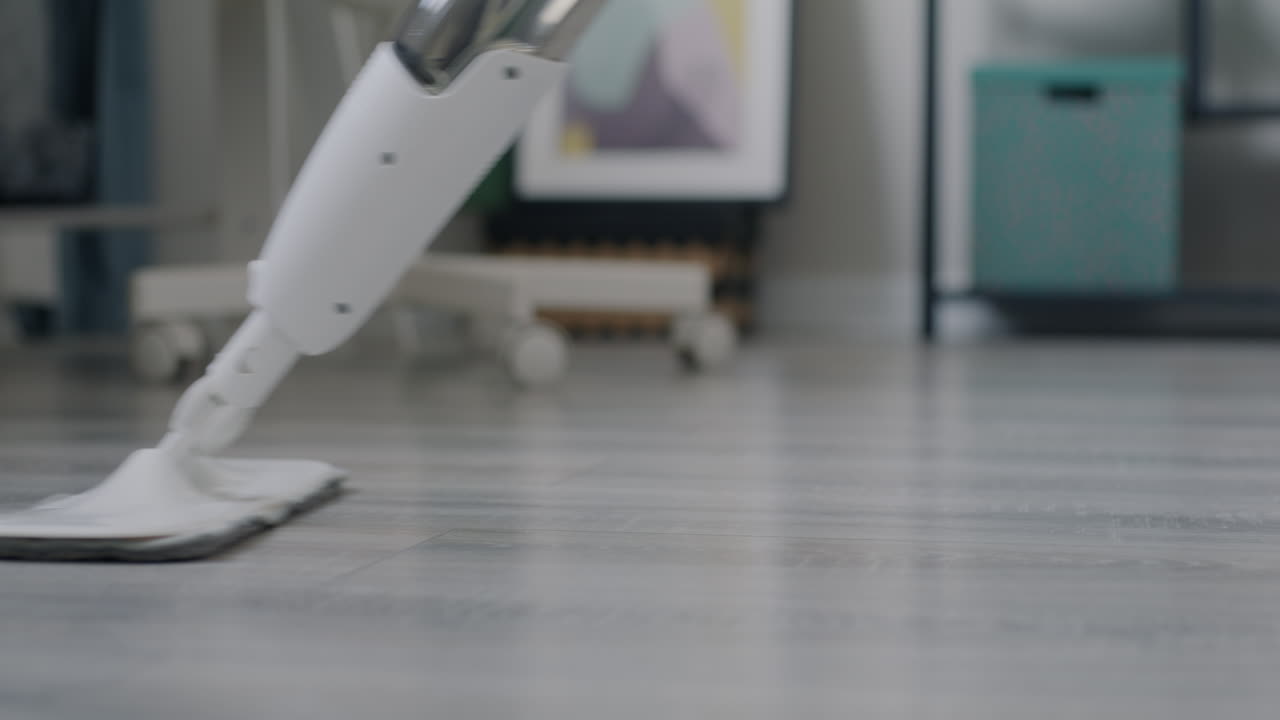 으로 바닥을 청소하는 것