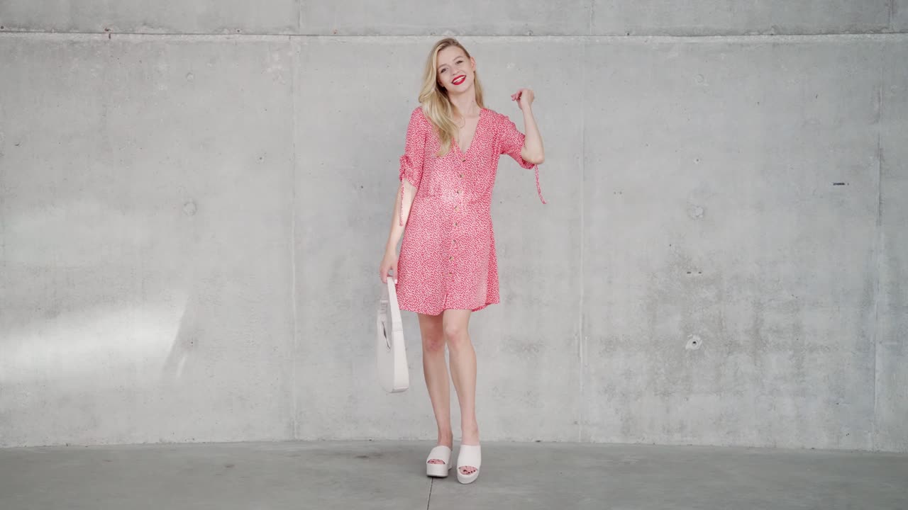 빨간 꽃 드레스 를 입은 세련 된 여자