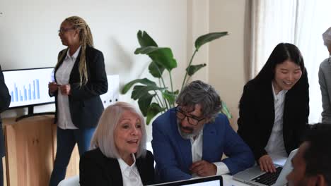 personas de negocios multirraciales que trabajan dentro de la oficina del banco - reunión y concepto de inicio