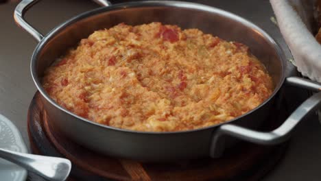 menemen turco es un plato para el desayuno.