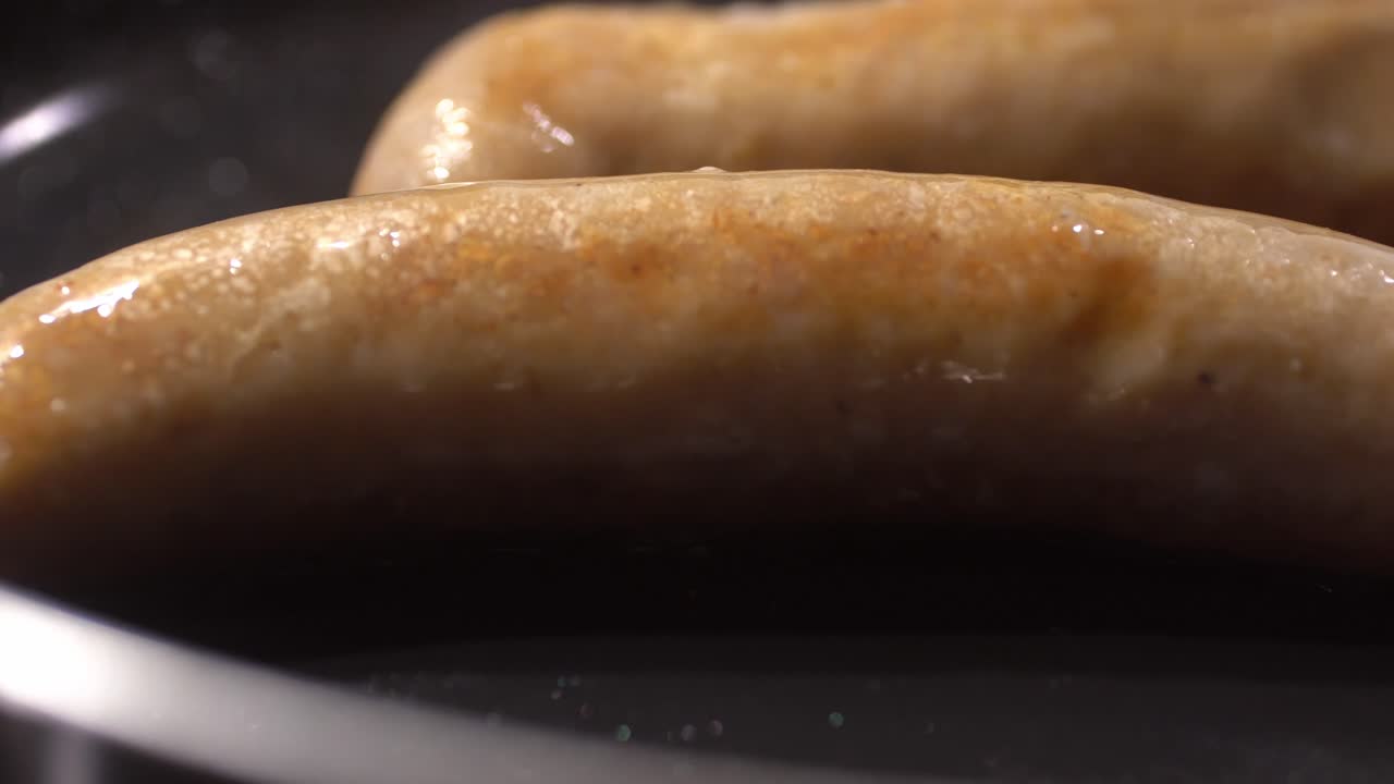 un primer plano de la salsa cocinándose en la sartén