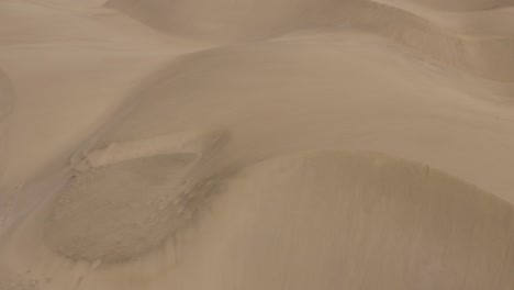 Drohnenaufnahme-Von-Dünen-In-Einer-Wüste-Mit-Windigem-Sand