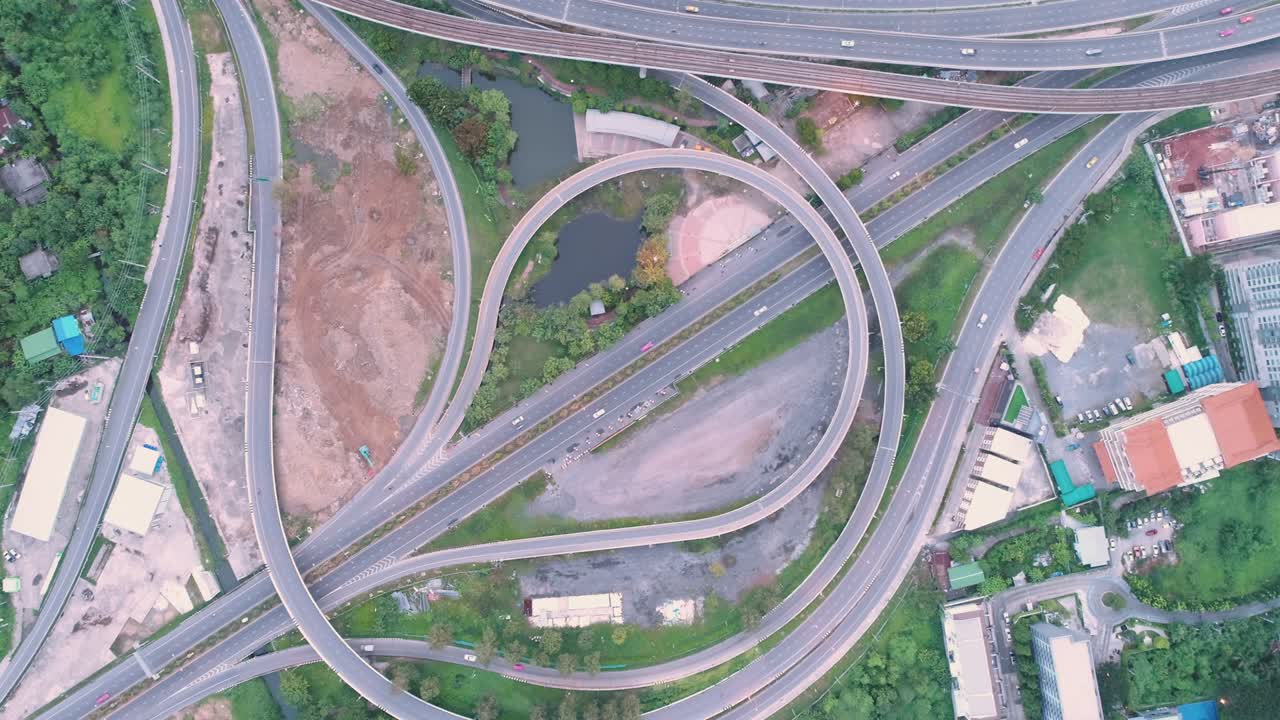 아웃 효과와 함께 4k 타임 라프 또는 하이퍼 라프: 항공 뷰 네트워크 또는 운송 또는 유통을위한 고속도로 도로의 교차로.