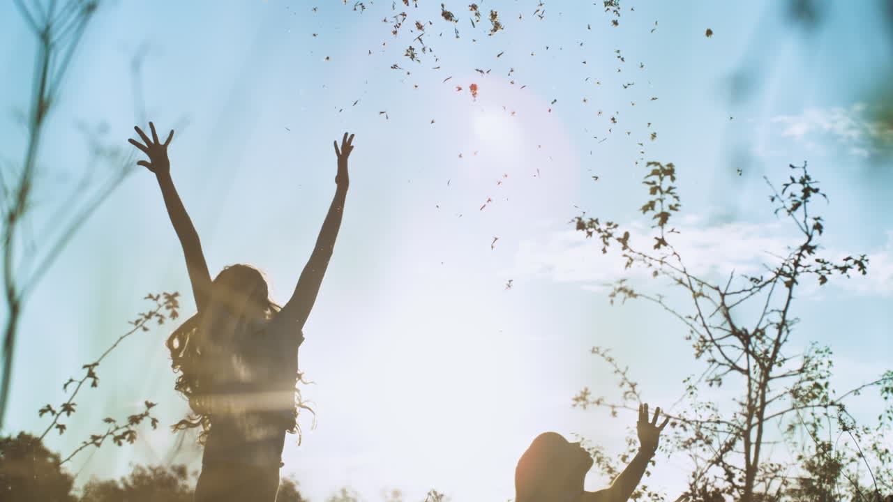 아이들이 잎을 공중으로 던지고 있습니다.