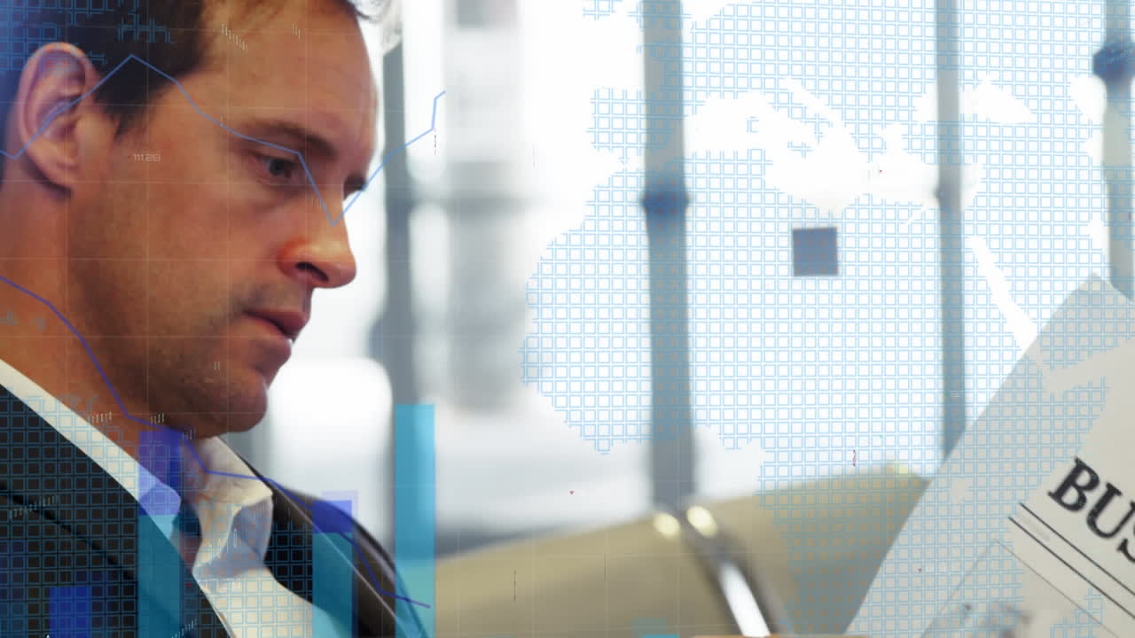 animación de procesamiento de datos sobre un hombre de negocios caucásico leyendo un periódico en un aeropuerto.